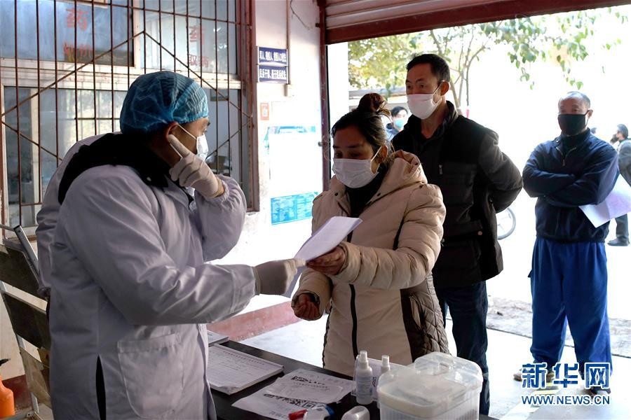 （抓好經(jīng)濟發(fā)展 應(yīng)對復(fù)雜局面·圖文互動）（3）2500萬農(nóng)民工如何安全返崗？——農(nóng)民工大省四川復(fù)工觀察