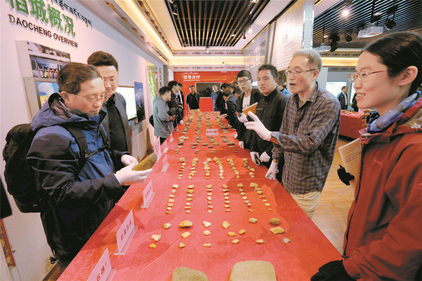 專(zhuān)家在室內(nèi).jpg 專(zhuān)家在室內(nèi).jpg