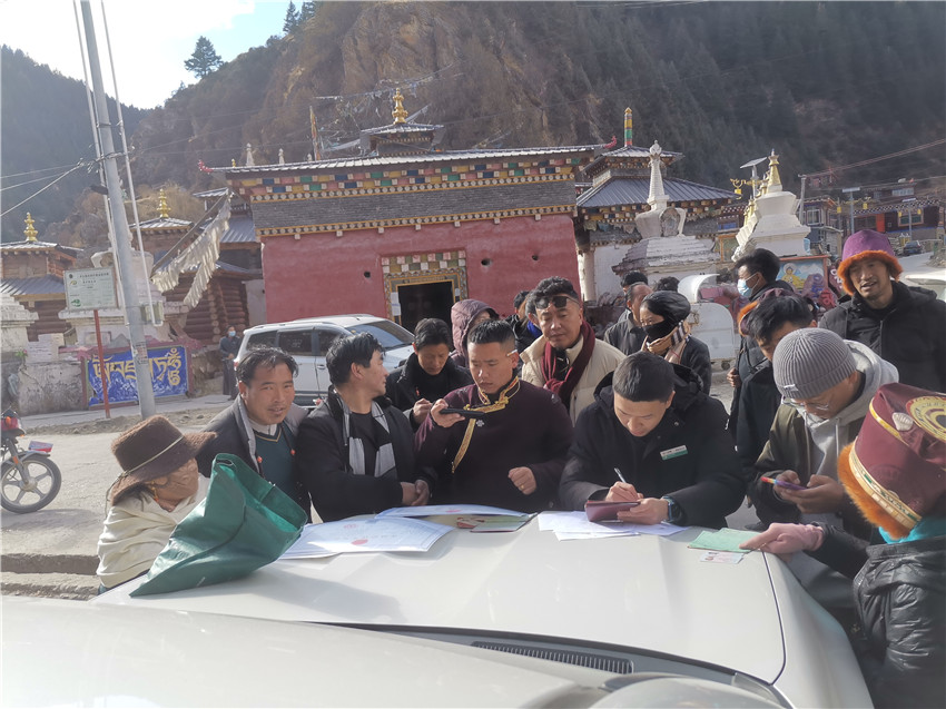 別樣的汽車銀行很接地氣，農(nóng)行德格縣支行開展農(nóng)戶信息建檔，現(xiàn)場為百姓開展金融服務(wù)。.jpg