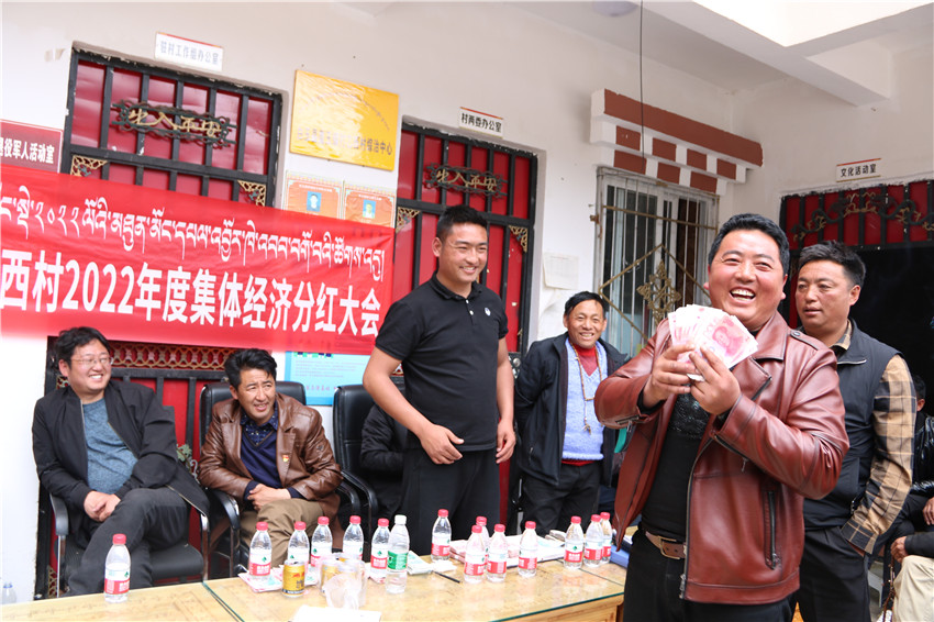 村民喜領(lǐng).jpg 村民喜領(lǐng).jpg