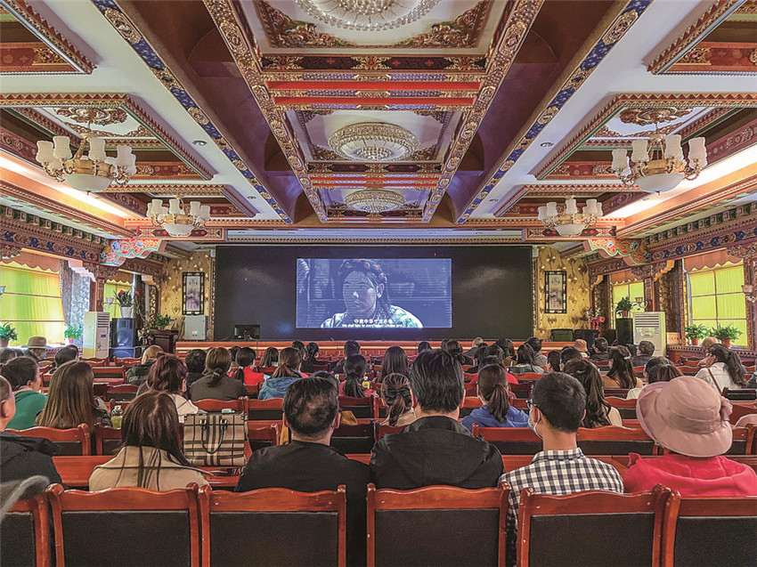 圖為觀(guān)影.jpg 圖為觀(guān)影.jpg