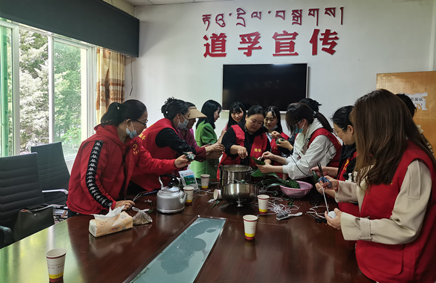 圖為志愿者.jpg 圖為志愿者.jpg