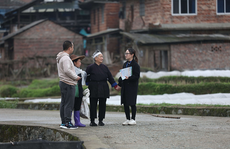 2022年3月24日，在廣西柳州市三江侗族自治縣良口鄉(xiāng)南寨村，紀(jì)檢監(jiān)察干部（右一、左一）在了解惠農(nóng)政策落實(shí)情況。