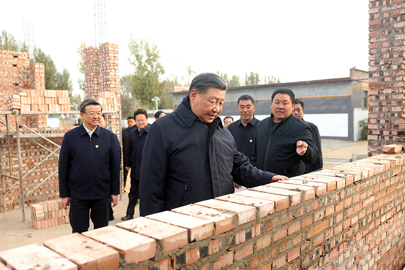 2023年11月10日，習(xí)近平總書(shū)記在河北保定涿州市刁窩鎮(zhèn)萬(wàn)全莊村房屋重建施工現(xiàn)場(chǎng)考察。