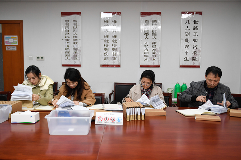 2020年1月8日，浙江寧波市北侖區(qū)紀(jì)委工作人員在檢查北侖區(qū)大數(shù)據(jù)發(fā)展管理中心2019年的公款消費(fèi)票據(jù)，查找是否存在違規(guī)問(wèn)題。