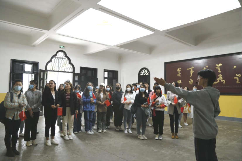 2021年5月20日，在喜迎中國共產(chǎn)黨建黨100周年之際，我校開展了少數(shù)民族學(xué)生“學(xué)黨史、感恩黨、跟黨走”紅色研學(xué)活動。