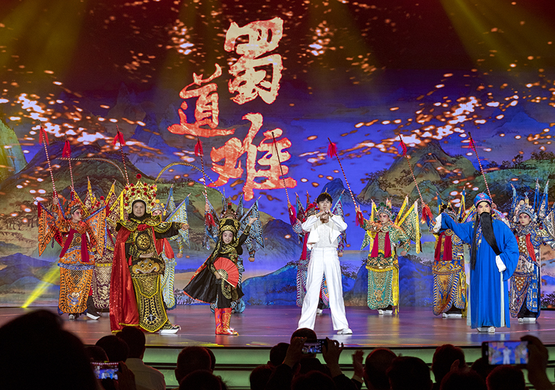 2023年10月13日，成都，“把青春華章寫在祖國大地上”大思政課網(wǎng)絡(luò)主題宣傳和互動引導(dǎo)活動在四川大學(xué)舉行。