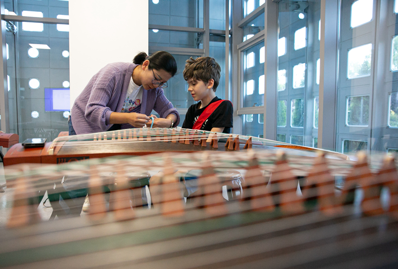 4月29日，在塞爾維亞貝爾格萊德中國(guó)文化中心，古箏指導(dǎo)老師王宣（左）在教學(xué)。新華社記者 李京 攝