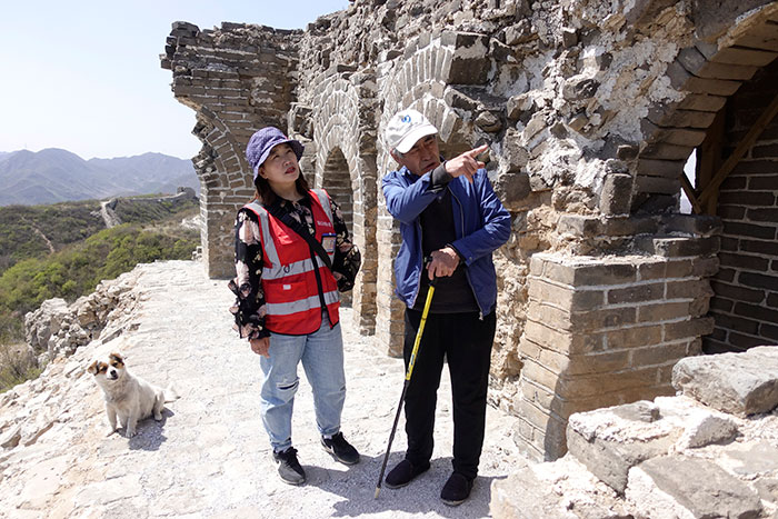 在明長(zhǎng)城遺址上，梅景田給外甥女劉紅巖講述長(zhǎng)城故事。