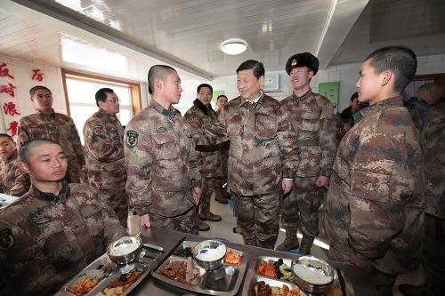 2014年1月26日中午，習(xí)近平來到連隊(duì)食堂，同戰(zhàn)士們一起用餐。新華社記者 李剛 攝