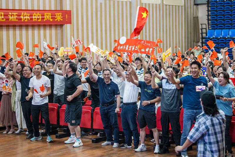 北京時(shí)間7月27日，2024年巴黎奧運(yùn)會(huì)首個(gè)比賽日，在射擊10米氣步槍混合團(tuán)體比賽中，中國(guó)選手黃雨婷/盛李豪獲得金牌。圖為黃雨婷的母校師生們通過(guò)收看奧運(yùn)直播的方式為她加油助威。